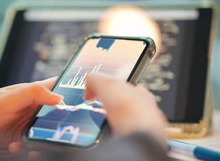 Investor sledující průhledný postup výběru a převodu finančních prostředků